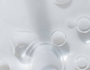 A lipo-hydroxy acid, LHA, evenly exfoliates skin, decongests pores, and refines the skin’s surface.